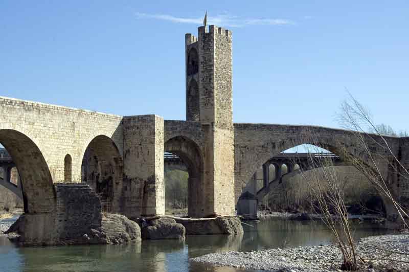 Girona - Besalú 02 - puente.jpg